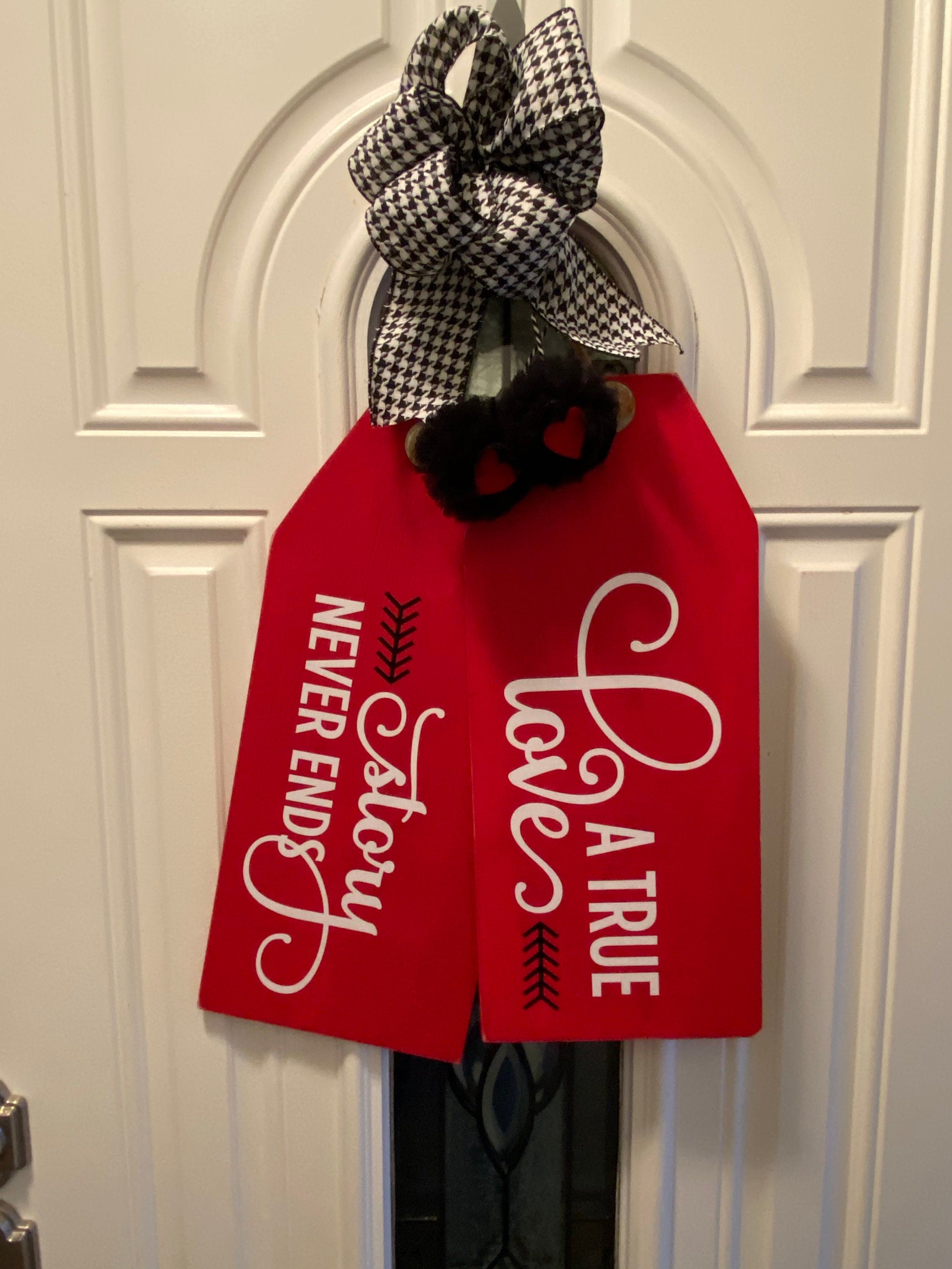 A True Love Story Never Ends  - Wooden - Valentine Valentines Day - Door Tags / Signs